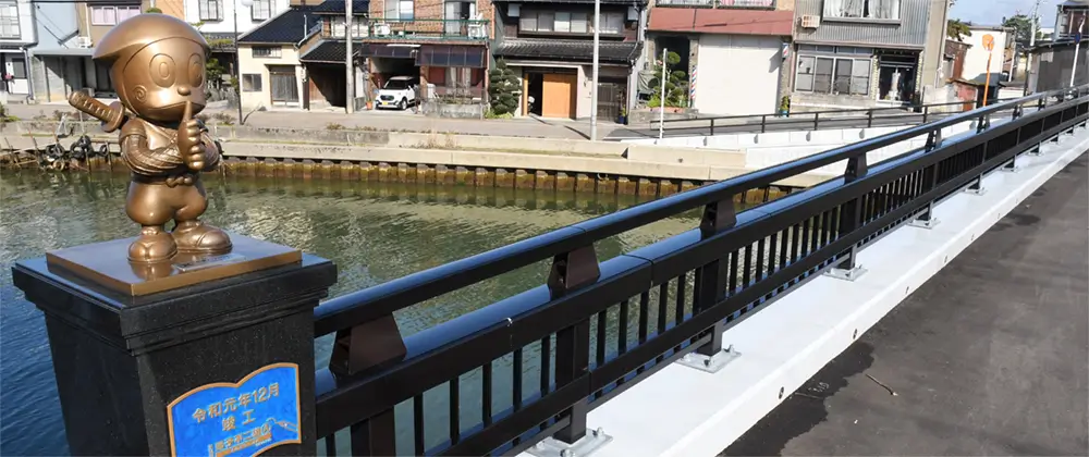 北の橋に設置された忍者ハットリくんのモニュメント