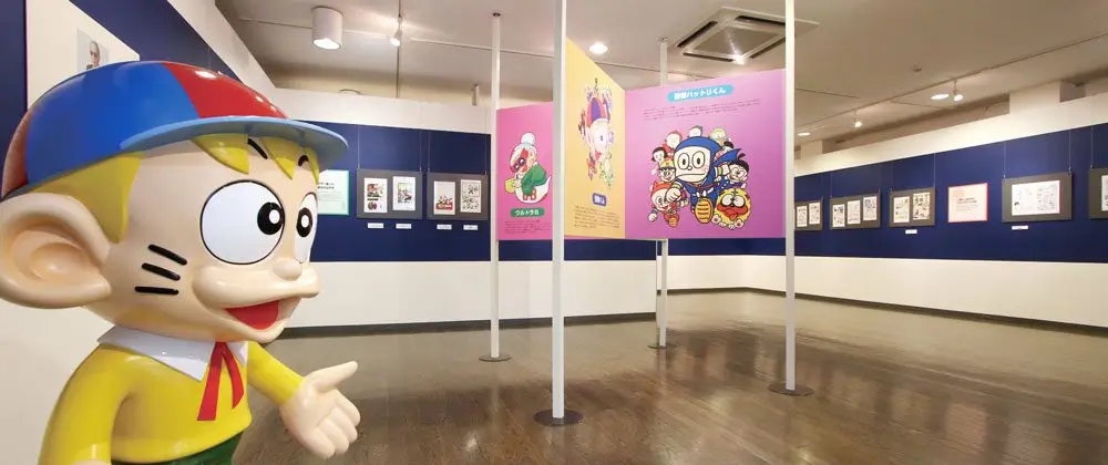 氷見市潮風ギャラリーの展示室と忍者ハットリくんの立体像